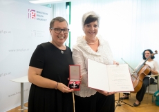 Bundesministerin Sabine Oberhauser gratuliert Eliabeth Vondrasek