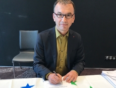 vida-Gewerkschafter Karl Delfs bei der Unterzeichnung der Warschauer Erklärung im Kampf gegen Lohn- und Sozialdumping im EU-Transportsektor.