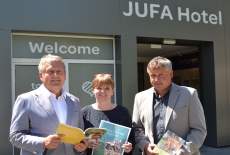 JUFA-Vorstand KR Gerhard Wendl (links), JUFA-Personalleiterin Petra Zimmermann und JUFA-Zentralbetriebsrat Martin Oberfeichtner