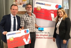 Herbert Stieger (Bildmitte) mit vida-Landesgeschäftsführerin Michaela Oberhofer und Markus Orgel-Apfelknab von der SPARDA-BANK - er nahm seinen Gewinn, ein Smartphone, entgegen.