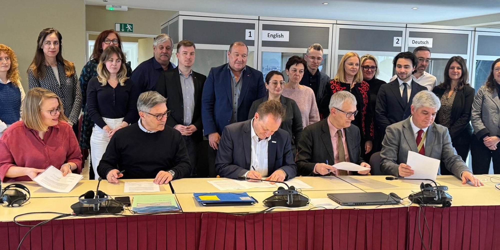 Group photo ETF and CER at the signing