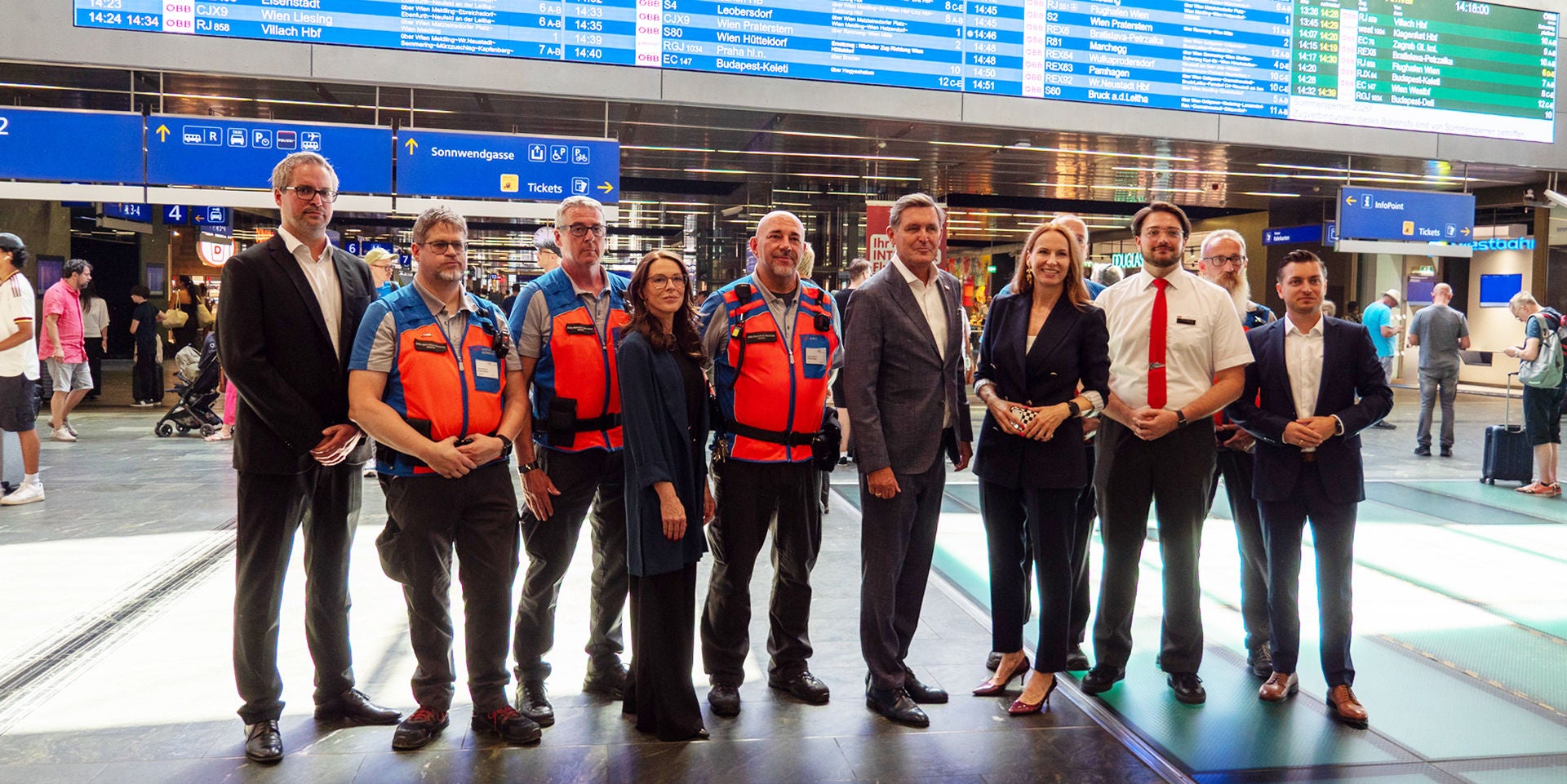 Olivia Janisch mit Verkehrsminister Peter Hanke am Wiener Hauptbahnhof 