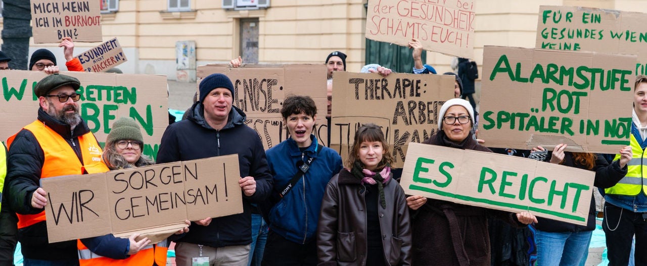 Gewerkschaft vida, Beschäftigte aus dem Gesundheitsbereich und Aktivist:innen aus der Zivilgesellschaft protestieren gegen die Kürzungen im Gesundheitsbereich