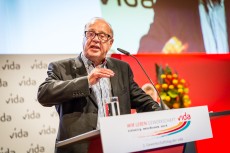 Jean Ziegler beim vida-Gewerkschaftstag 2014 mit mitreißender Rede gegen globale Profitgier und Verteilungsungerechtigkeit.