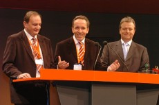 Gründungskongress der Gewerkschaft vida mit vida-Vorsitzendem Rudi Kaske und seinen Stellvetretern Willi Haberzettl und Willibald Steinkellner (v.r.n.l.)