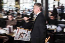 Oberkellner Andreas Schwabl mit Zeitungen im Café Schwarzenberg in Wien
