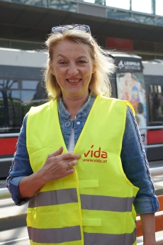 Auch EU-Abgeordnete Evelyn Regner unterstützt vida-Zivilcourage-Aktion am Praterstern