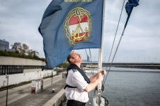 Bootsmann Franz Hackl beim Hissen der Flagge auf der MS Admiral Tegetthoff